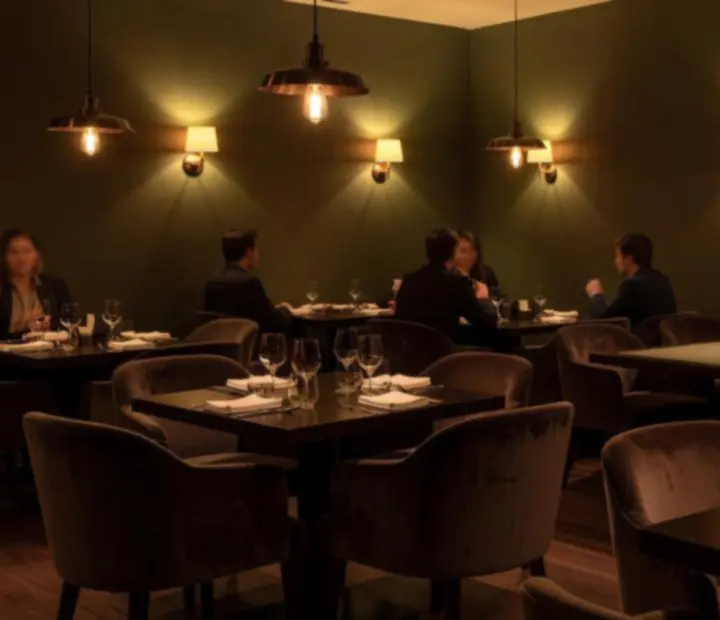 Večerní osvětlení a barová atmosféra v lounge Vellaro.