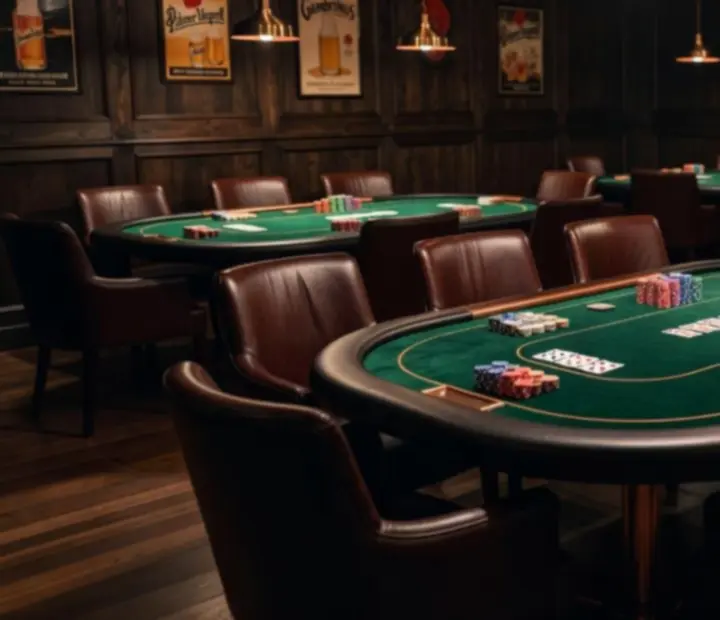 Oddělená pokerová zóna s pokerovými stoly navazující na lounge.